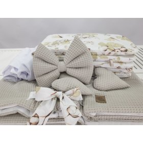 Weißes Korbbett mit Babyausstattung – Baumwollblumen, Ourbaby®