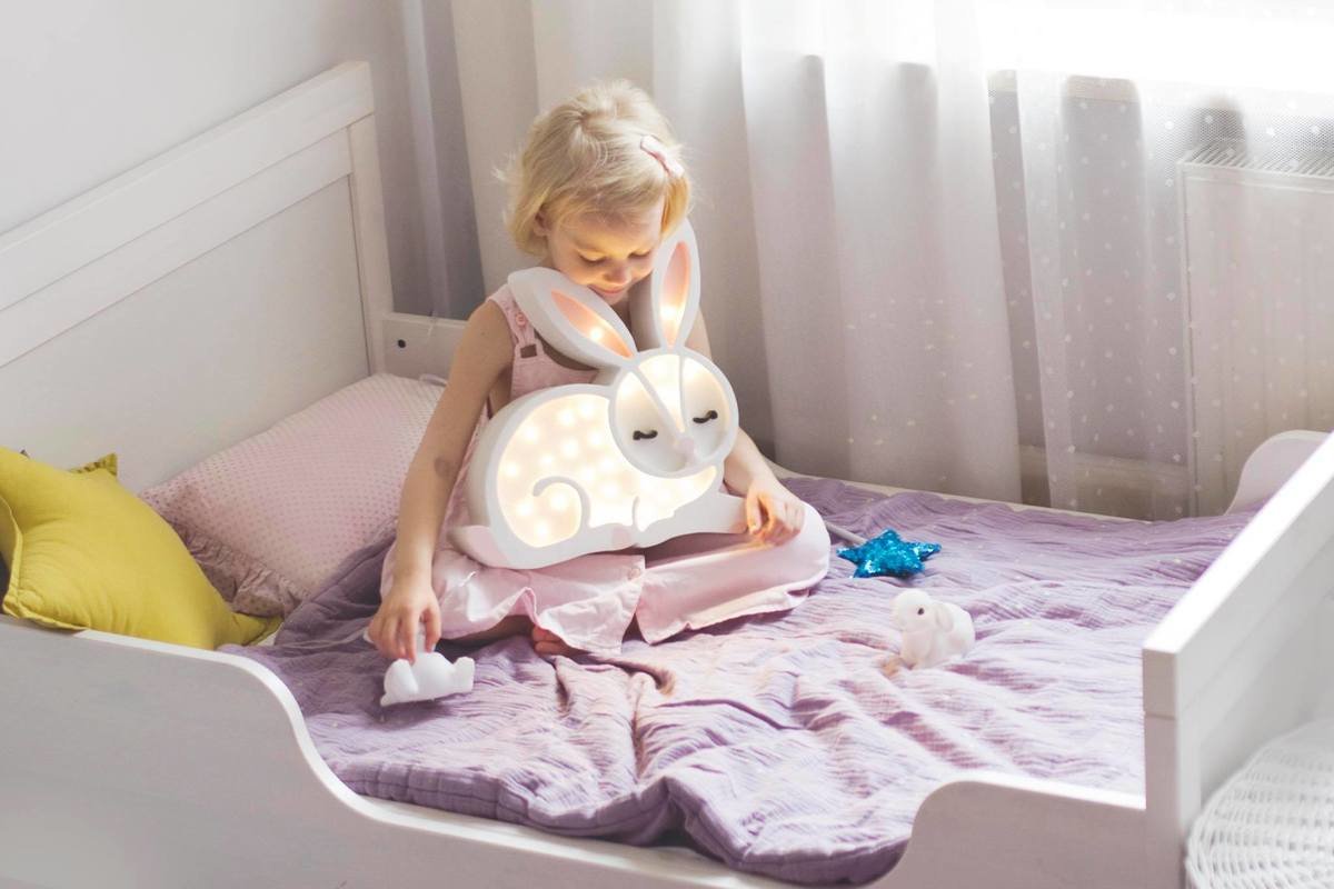 Kinder-Holzleuchte HÄSCHEN - weiß - banaby.de