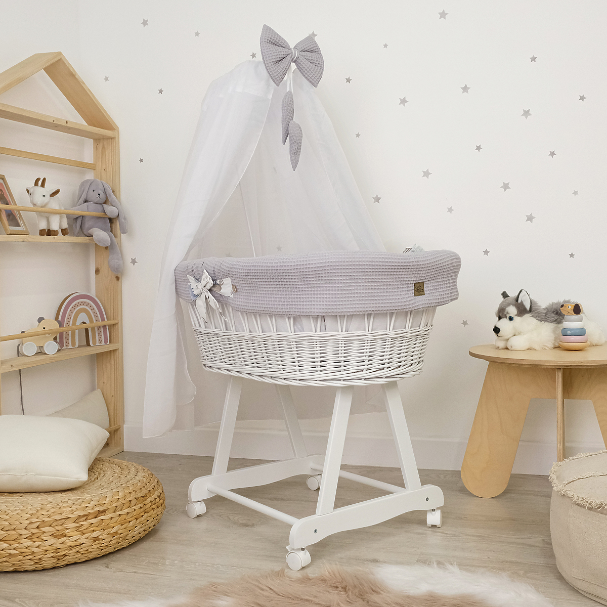 Weiße Weidenwiege mit Babyausstattung - Igel