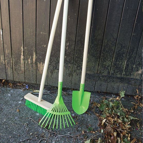 Bigjigs Toys Gartenbesen mit langem Stiel grün