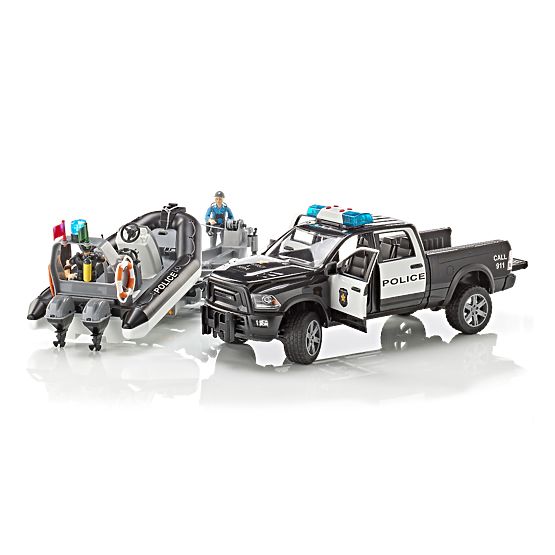 Bruder RAM Polizeiauto mit Boot und zwei Figuren