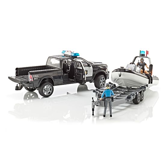 Bruder RAM Polizeiauto mit Boot und zwei Figuren