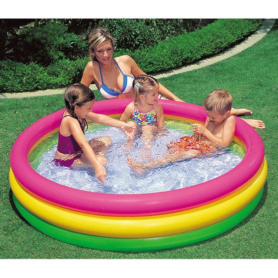 Bunter aufblasbarer Pool für Kinder