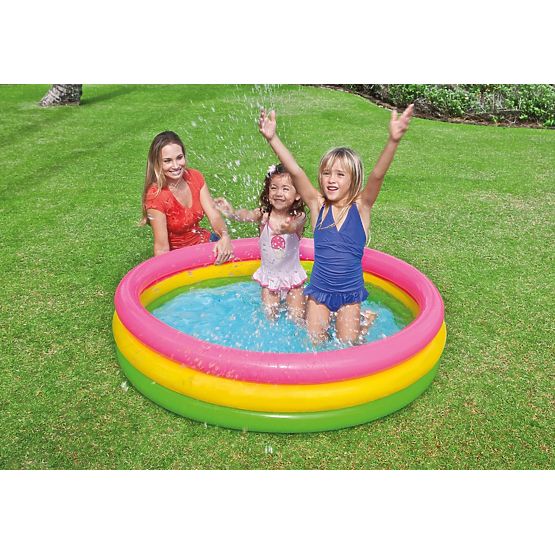 Bunter aufblasbarer Pool für Kinder