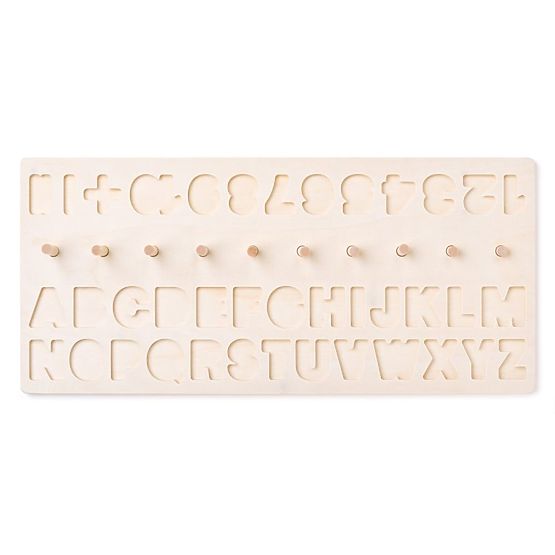 Didaktische Tafel mit Buchstaben und Zahlen