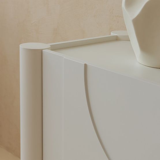 Dreitürige Kommode Lunaria mit gefräster Front, weiß