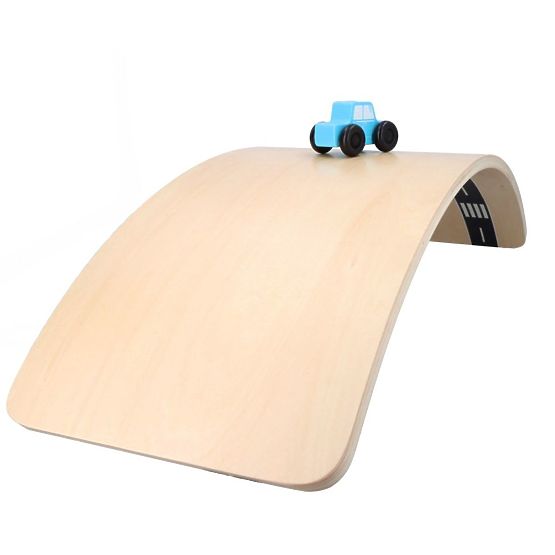 Hölzernes Balancebrett mit Spielzeugauto und Straße