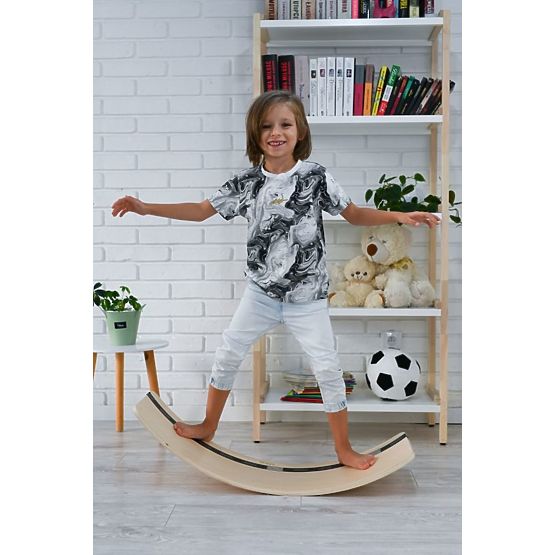 Hölzernes Balancebrett mit Spielzeugauto und Straße