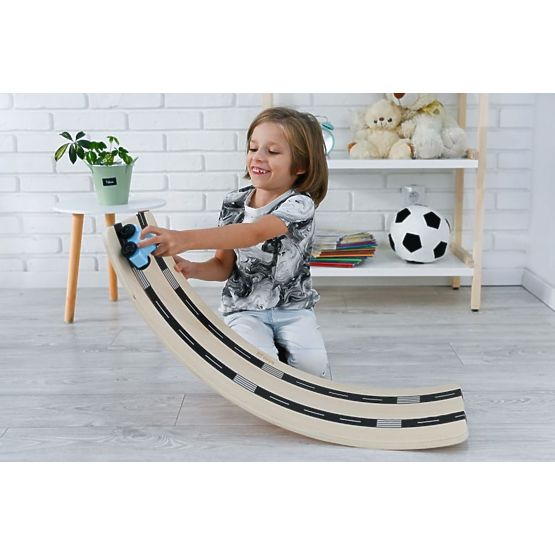 Hölzernes Balancebrett mit Spielzeugauto und Straße