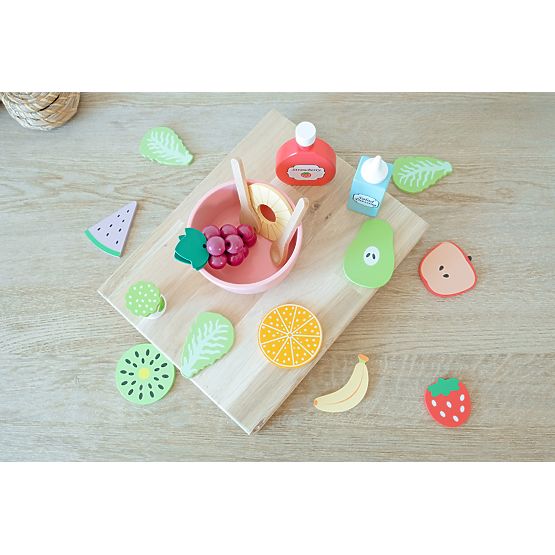 Holzfutter - Schneiden - Frischer Obstsalat