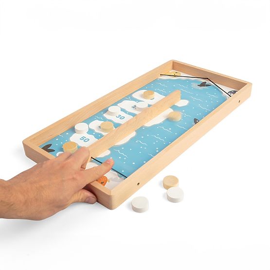 Holzspiel mit Pucks auf dem Eis