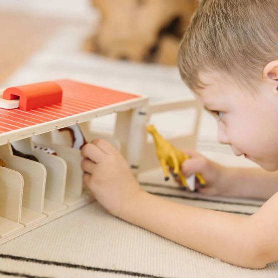 Holzstall für Pferde mit 8 Boxen