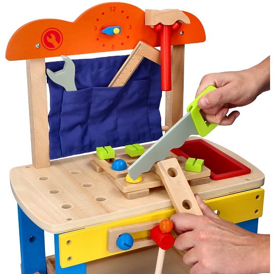 Holzwerkstatt mit vielen Werkzeugen