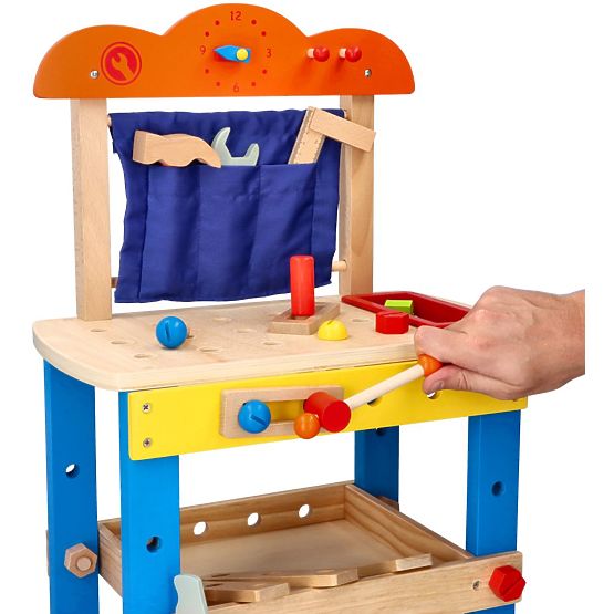 Holzwerkstatt mit vielen Werkzeugen