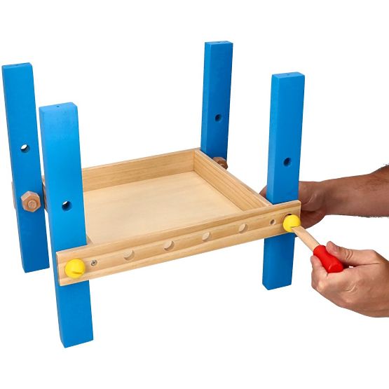 Holzwerkstatt mit vielen Werkzeugen