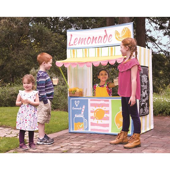 Kinder Spielend haus Stehen mit limonade