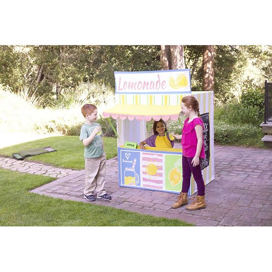 Kinder Spielend haus Stehen mit limonade