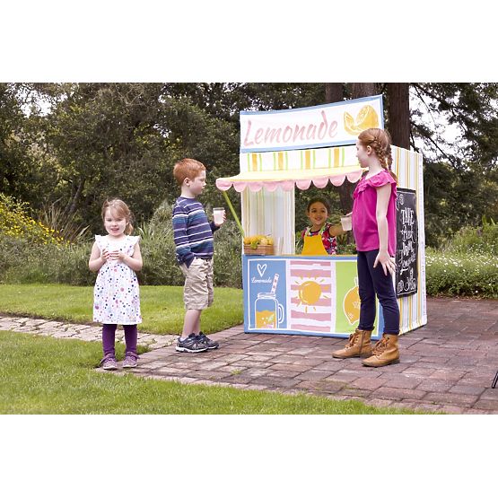 Kinder Spielend haus Stehen mit limonade