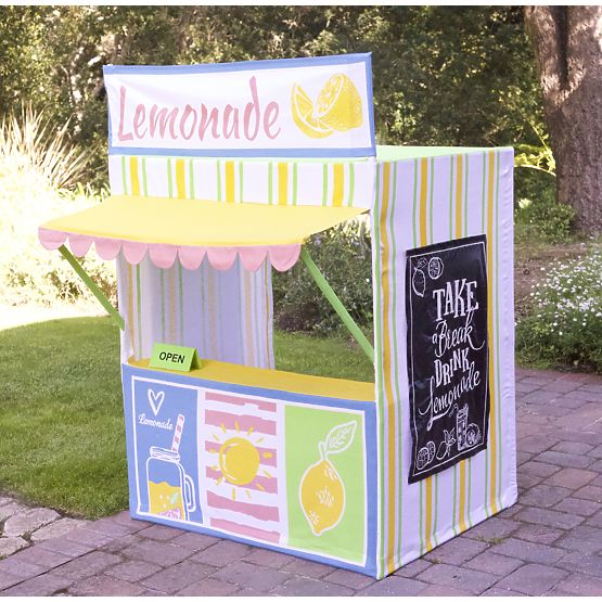 Kinder Spielend haus Stehen mit limonade
