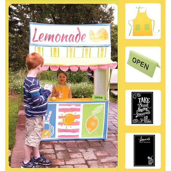 Kinder Spielend haus Stehen mit limonade