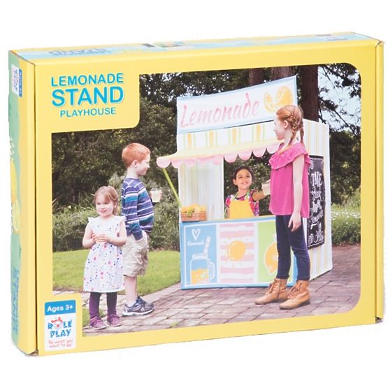 Kinder Spielend haus Stehen mit limonade