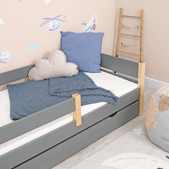 Kinderholzbett Scandie mit Rausfallschutz - grau