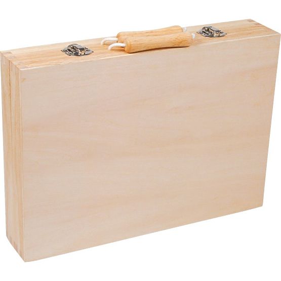 Kiste mit Holzwerkzeugen