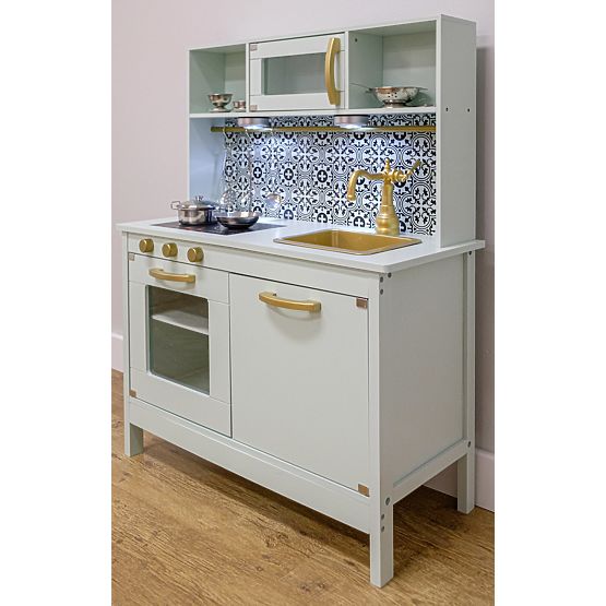 Nordische Holzküche mit Zubehör