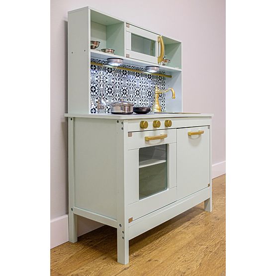 Nordische Holzküche mit Zubehör