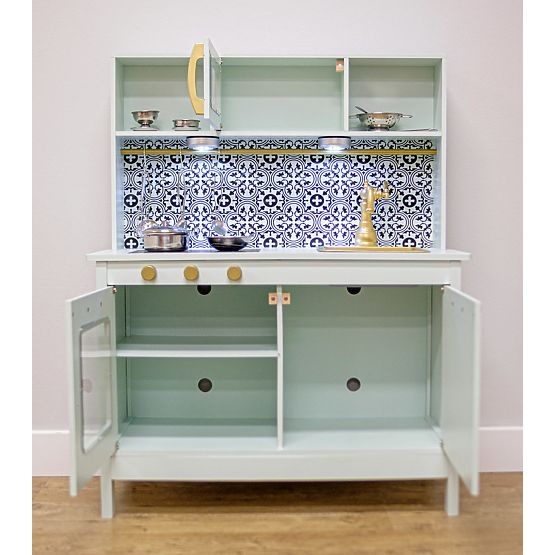 Nordische Holzküche mit Zubehör