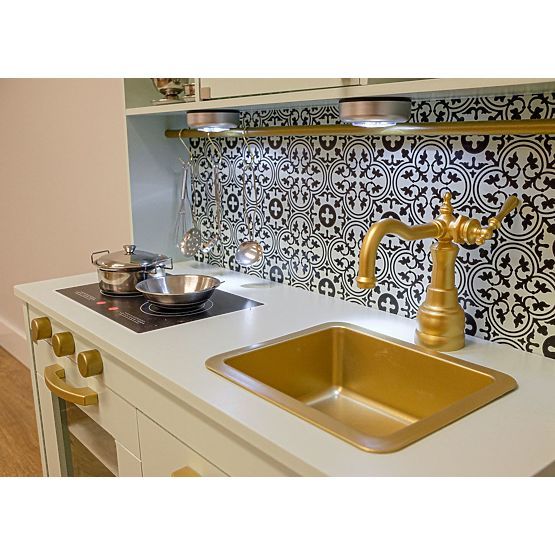 Nordische Holzküche mit Zubehör