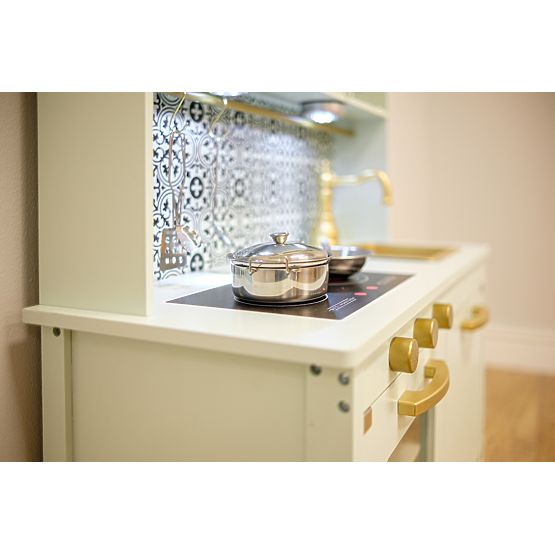 Nordische Holzküche mit Zubehör