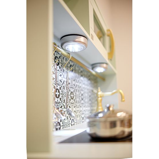 Nordische Holzküche mit Zubehör