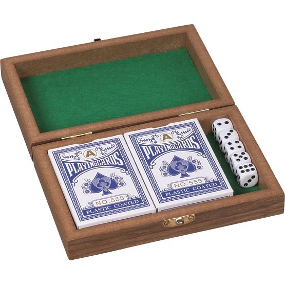 Spielbox mit Karten und Würfeln