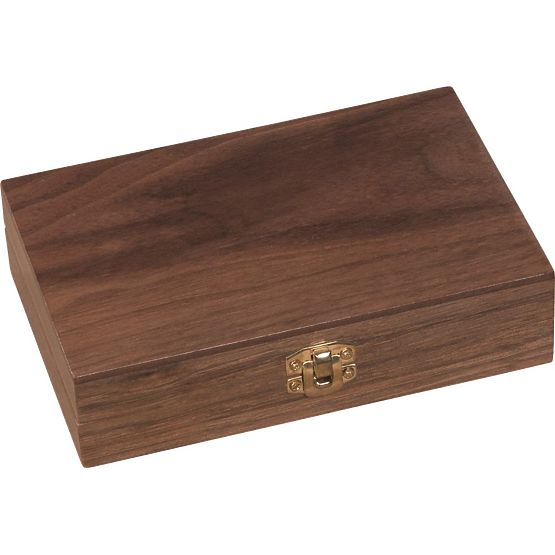 Spielbox mit Karten und Würfeln