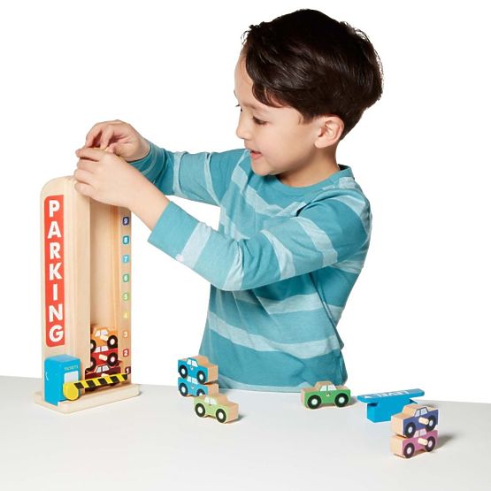 Stapelbares Parkhaus mit Spielzeugautos