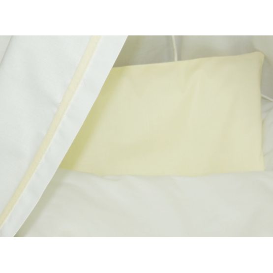 Stubenwagen mit cremefarbener Bettwäsche