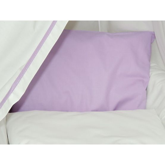 Stubenwagen mit lila Bettwäsche