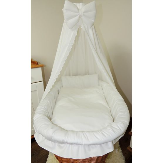 Stubenwagen mit Spitzen-Bettwäsche