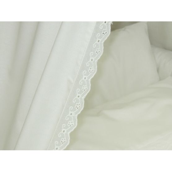 Stubenwagen mit Spitzen-Bettwäsche