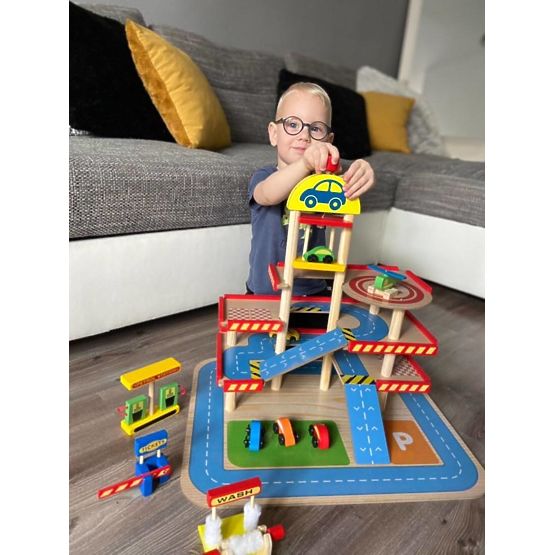 Tomis Holzgarage mit Aufzug, Spielzeugautos und Hubschrauber
