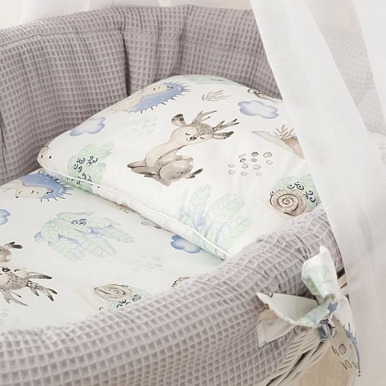 Weiße Weidenwiege mit Babyausstattung - Igel