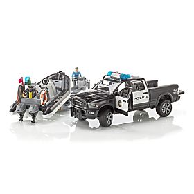 Bruder RAM Polizeiauto mit Boot und zwei Figuren