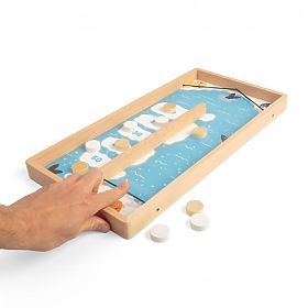 Holzspiel mit Pucks auf dem Eis