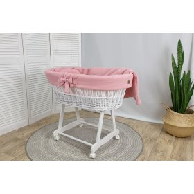 Korbbett mit Ausstattung für ein Baby – rosa